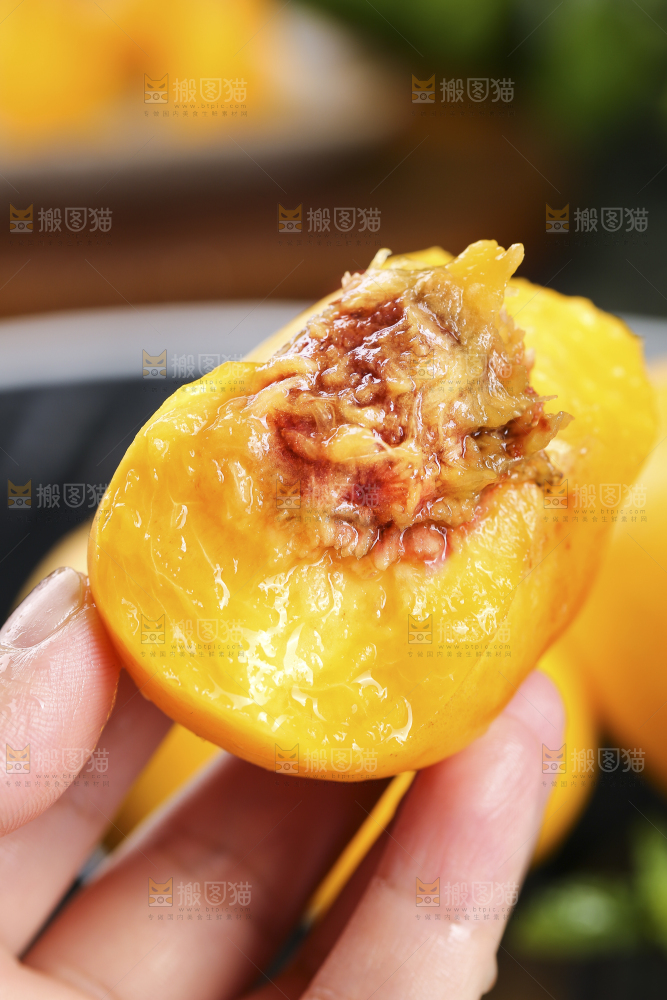 手上拿着黄蟠桃