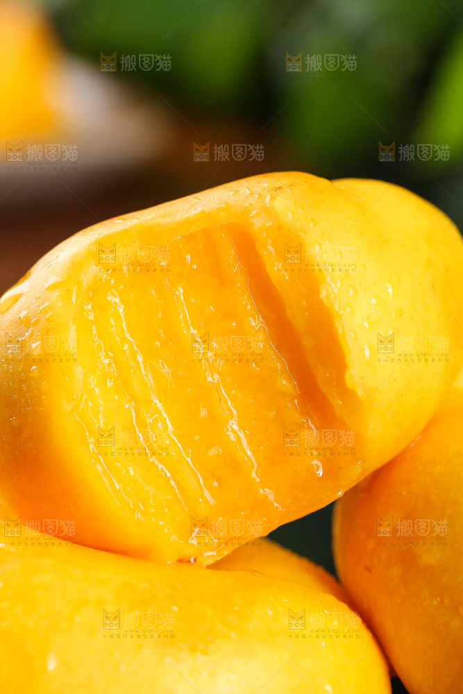 堆放着的黄蟠桃