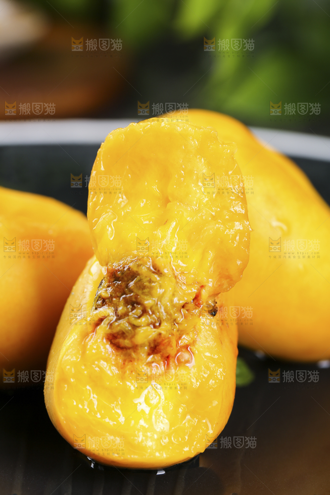 黑底上的黄金蟠桃