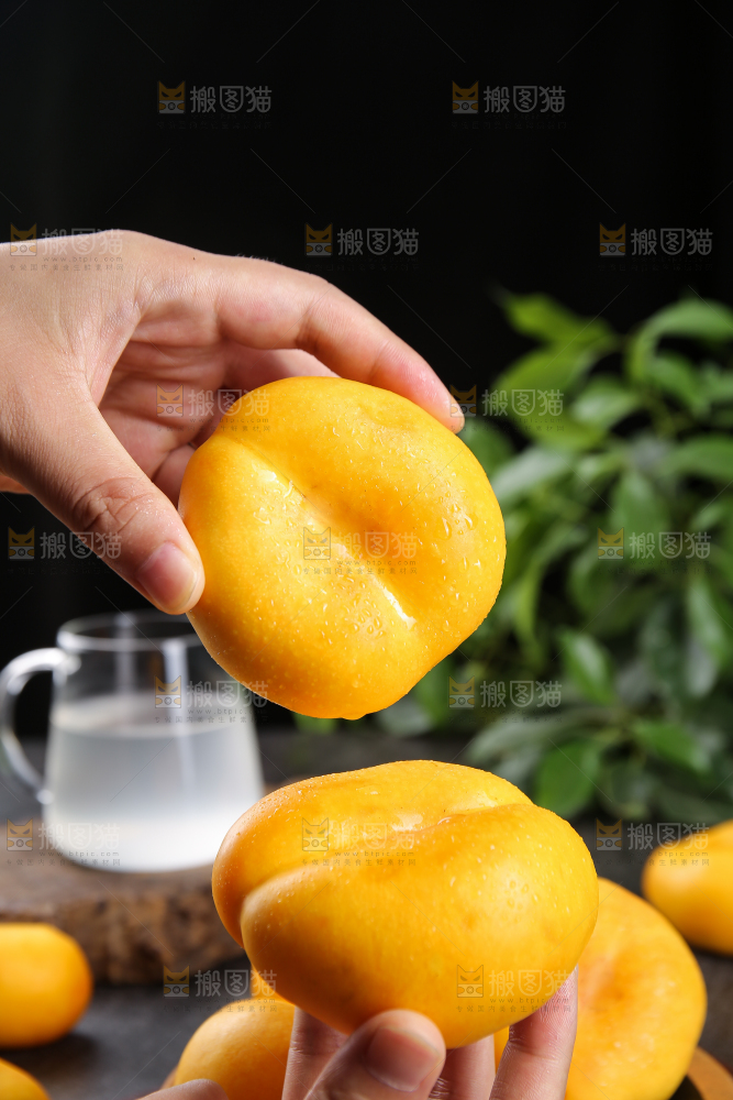 手拿着的黄蟠桃