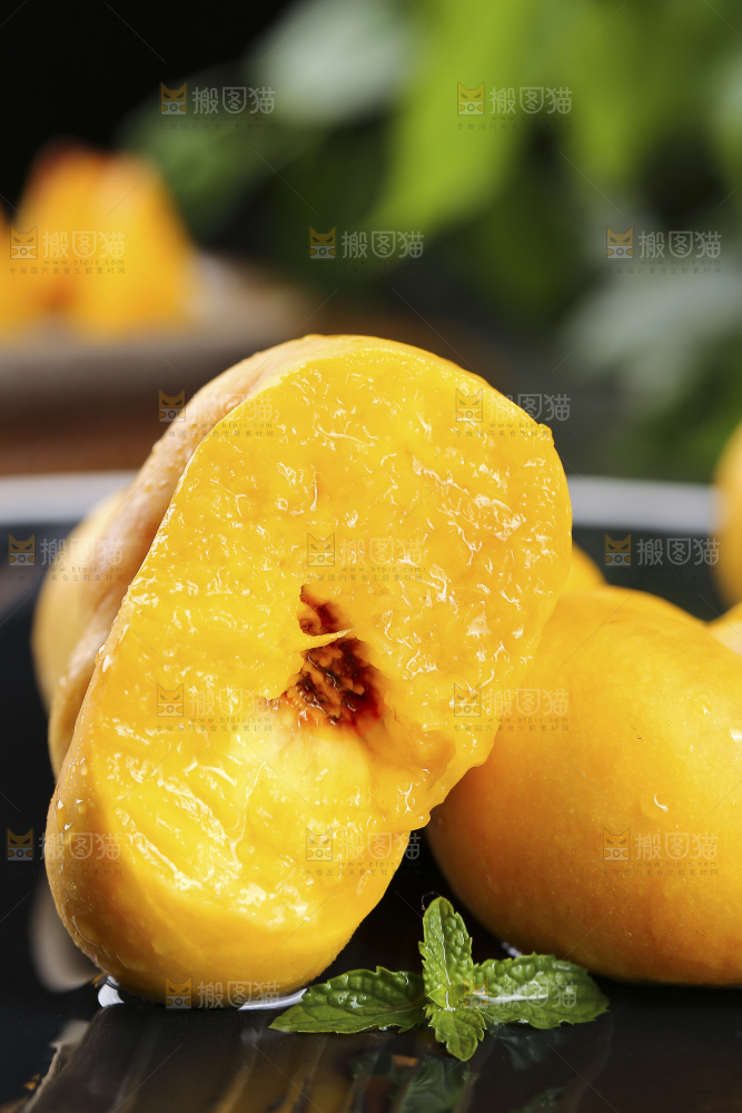 黑底上的黄金蟠桃