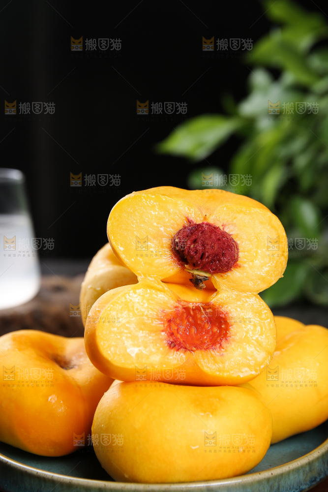 盘子里切开的黄蟠桃