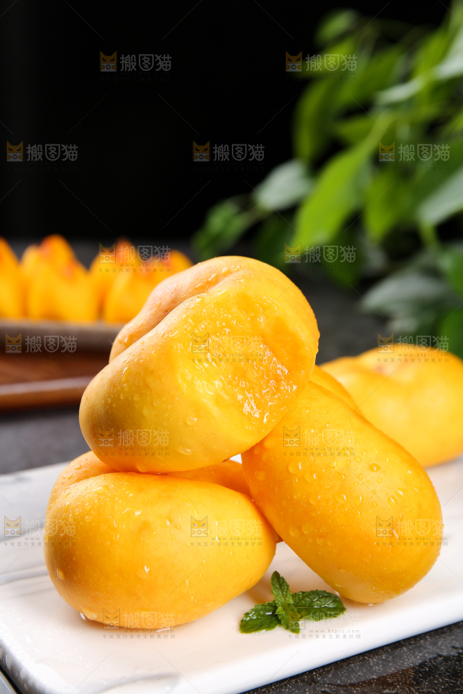 白石板上的黄蟠桃