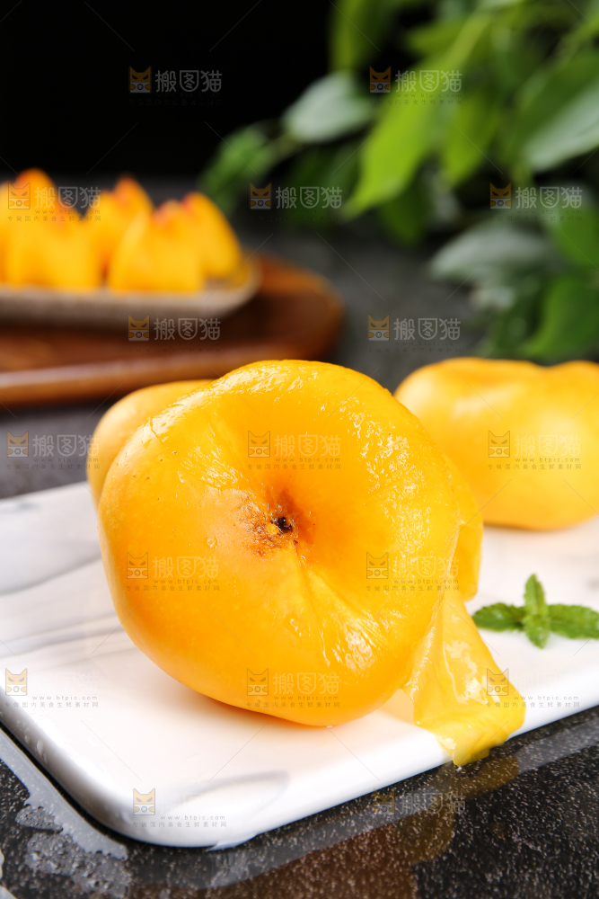 白石板上的黄蟠桃