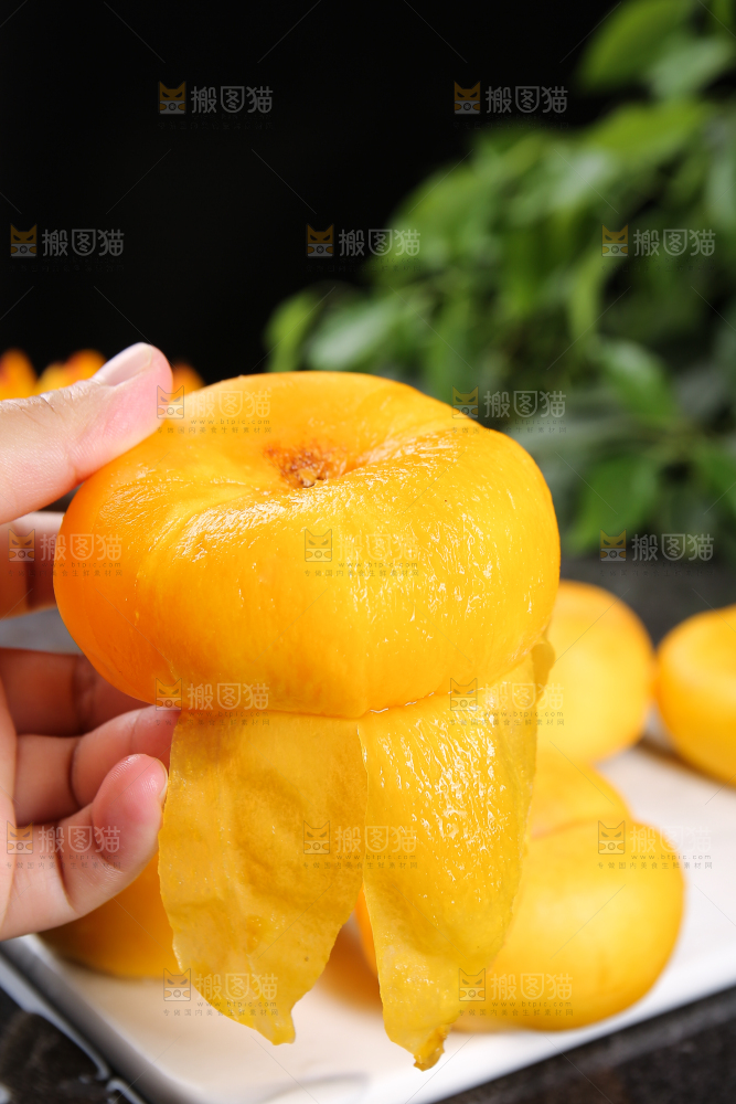 手拿着剥皮的黄蟠桃