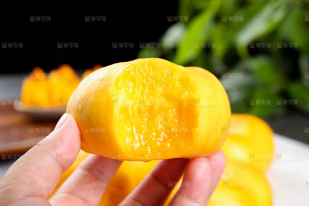 手上拿着黄蟠桃果肉