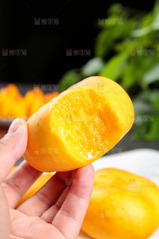 手上拿着黄蟠桃果肉