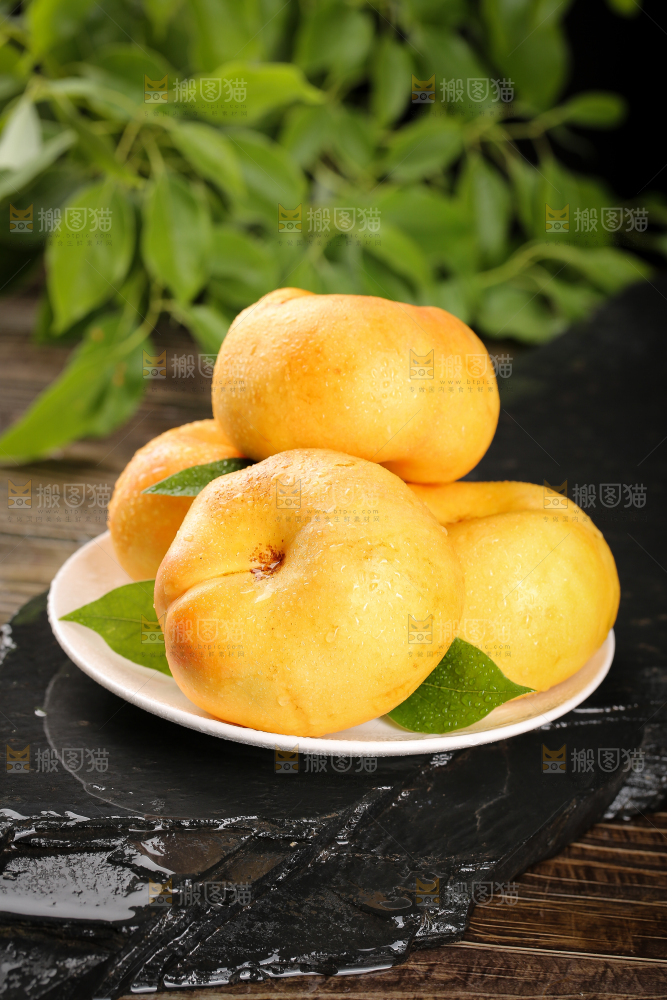 深底上盘子里的黄油蟠桃