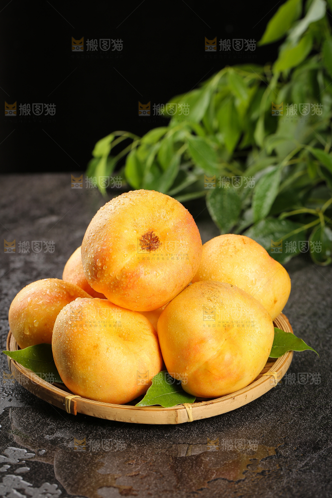 深底篮子里的黄油蟠桃
