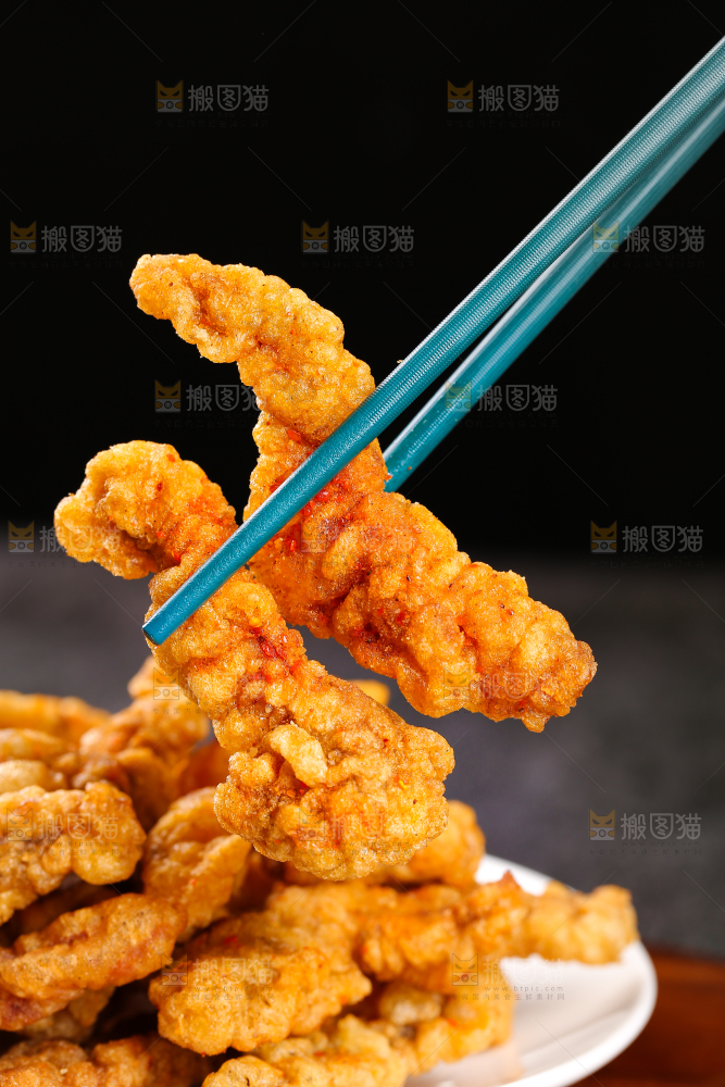 筷子上夹着小酥肉
