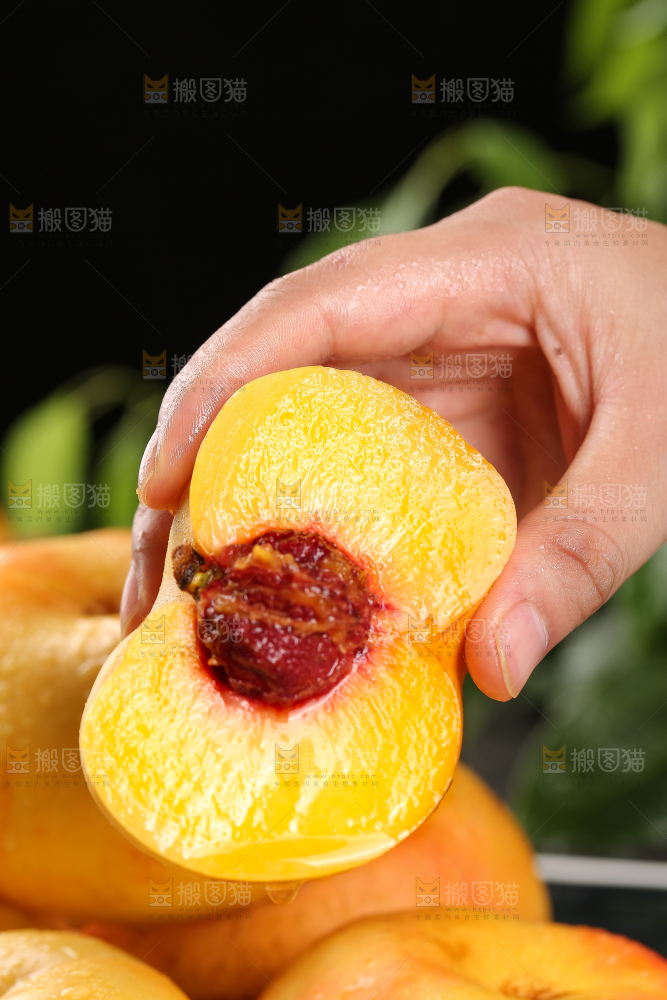 堆放着的黄油蟠桃