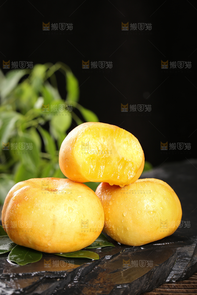 黑石板上的黄油蟠桃