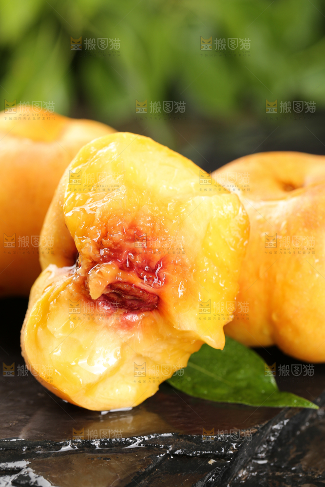 黑石板上的黄油蟠桃