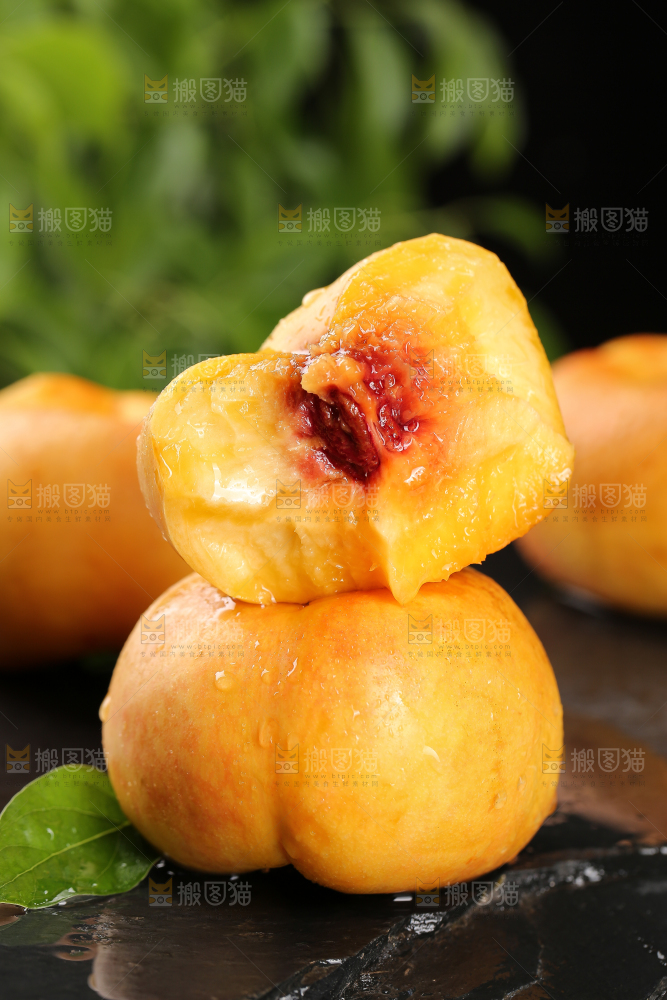 黑石板上的黄油蟠桃