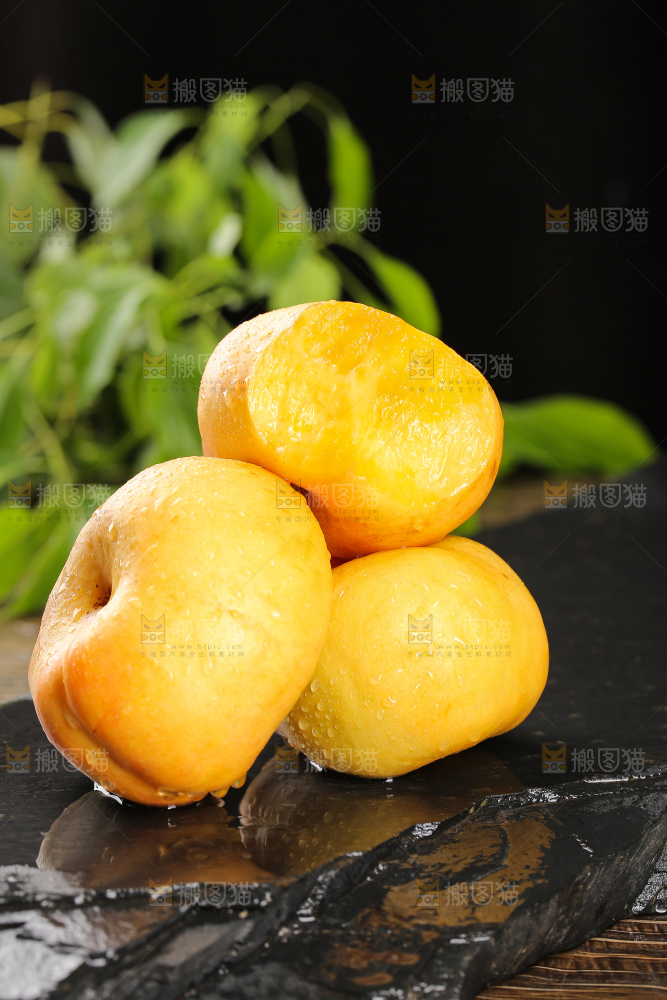 黑石板上的黄油蟠桃