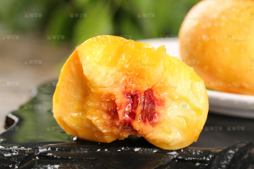 黑石板上的黄油蟠桃