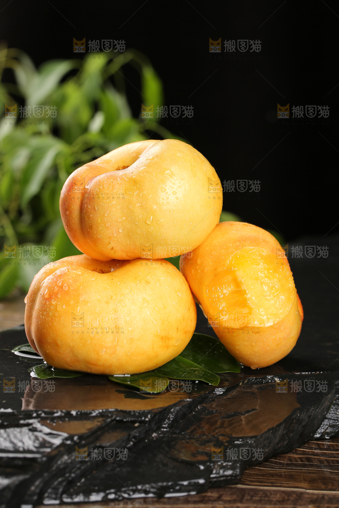 黑石板上的黄油蟠桃