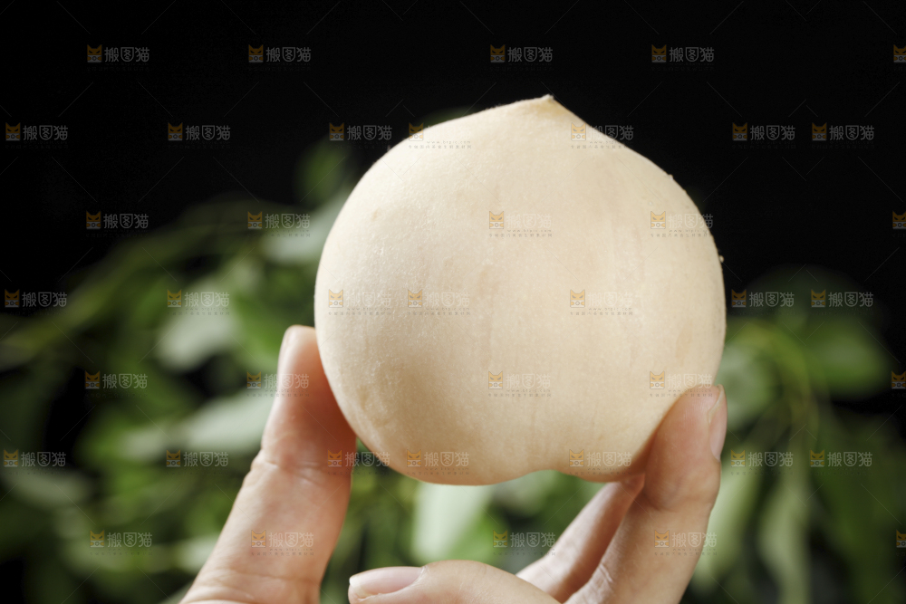 手上拿着的白桃
