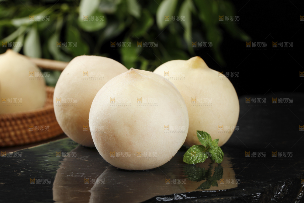 黑底上的奶油白桃