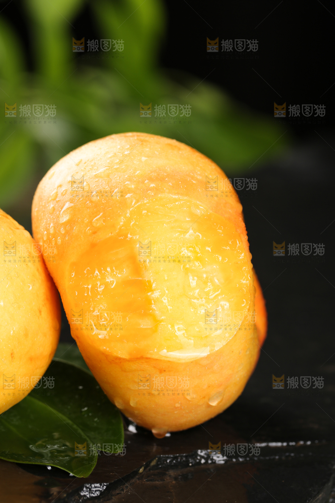 黑石板上的黄油蟠桃