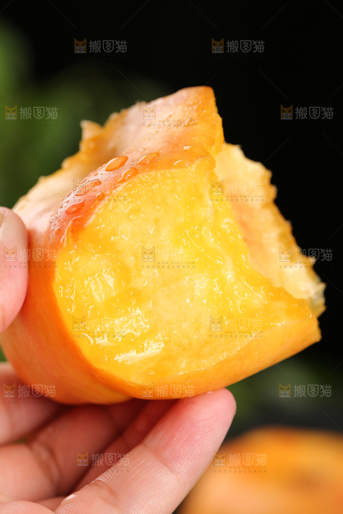 手上拿着黄油蟠桃