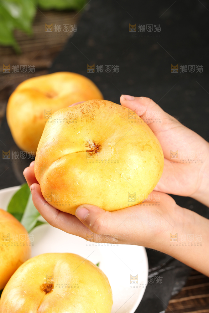 手上拿着黄油蟠桃