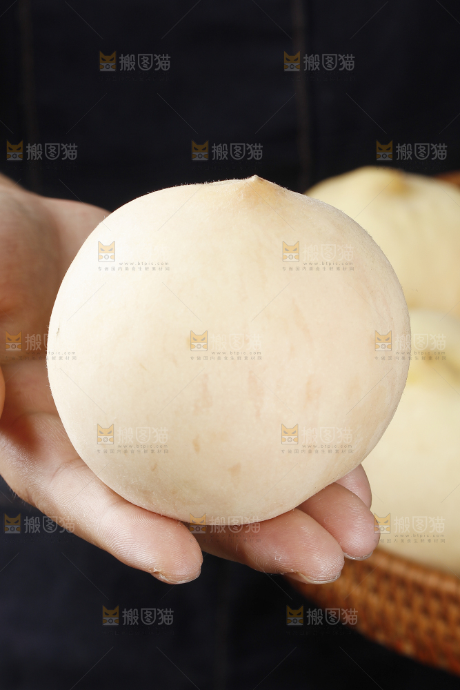 手上放着的白桃