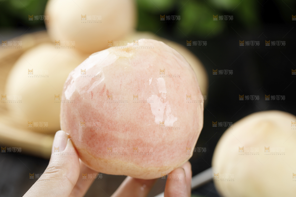 手里拿着大白桃