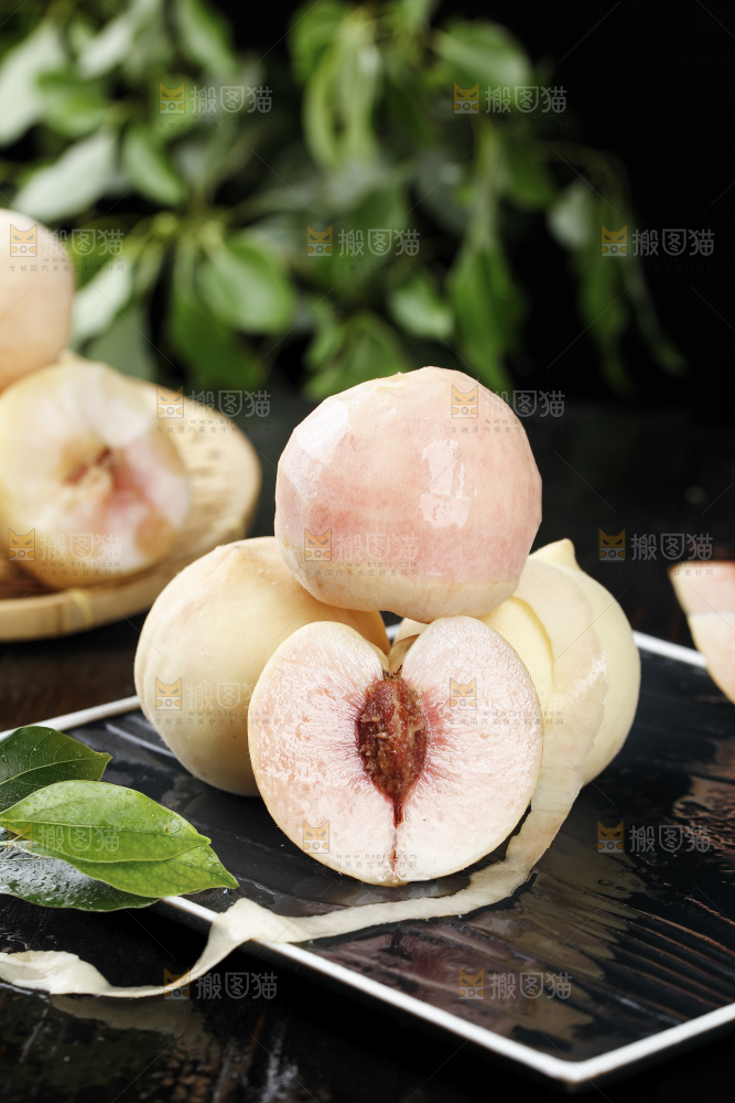 黑底上的新鲜白桃