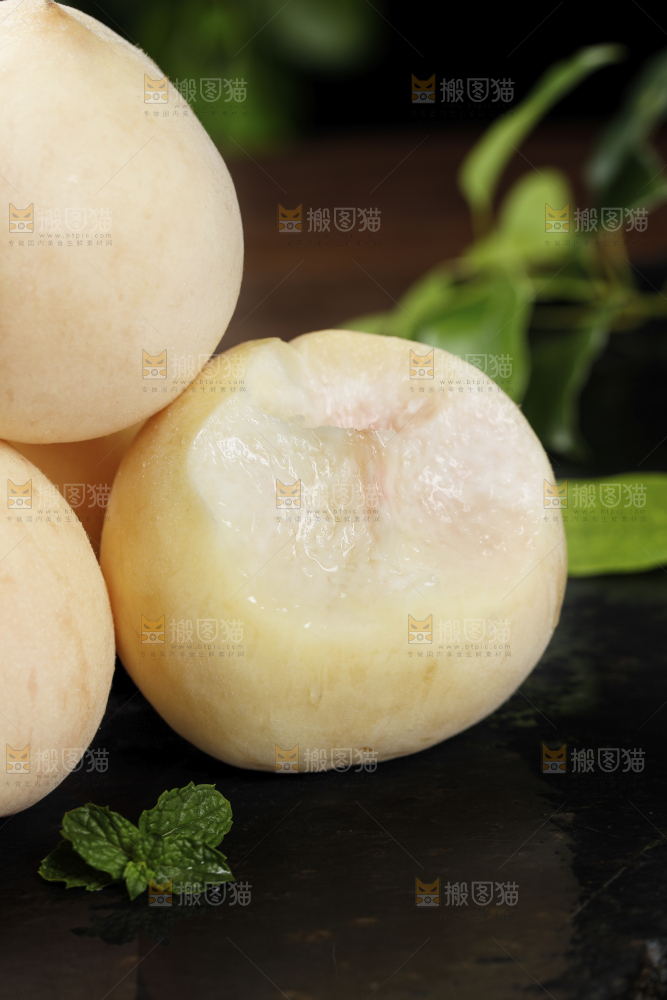 黑底上的奶油白桃