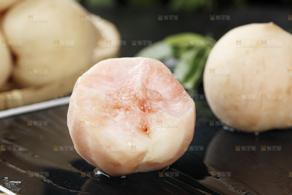 黑底上切块的白桃