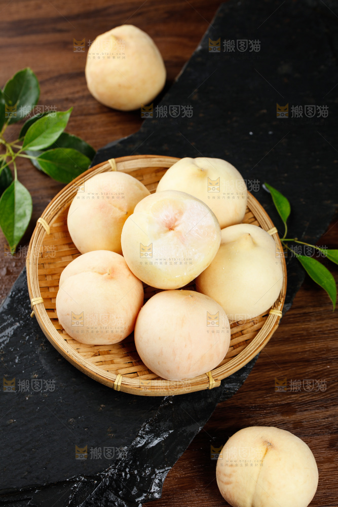 深底上的一篮白桃