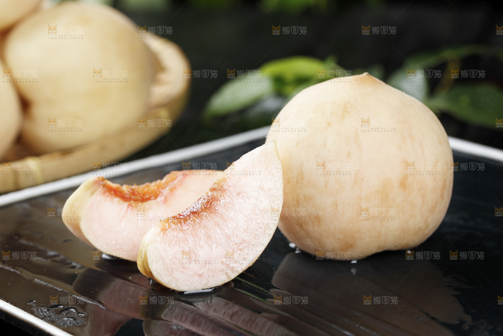黑底上切块的白桃