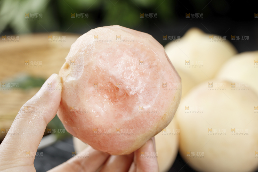 手里拿着剥皮的白桃