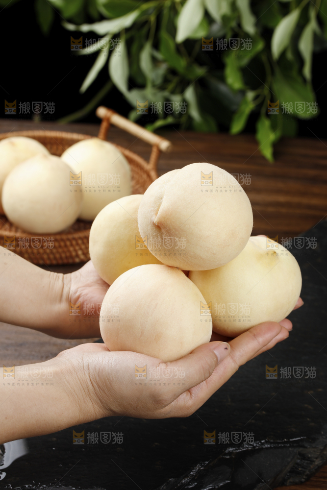 手上捧着大白桃