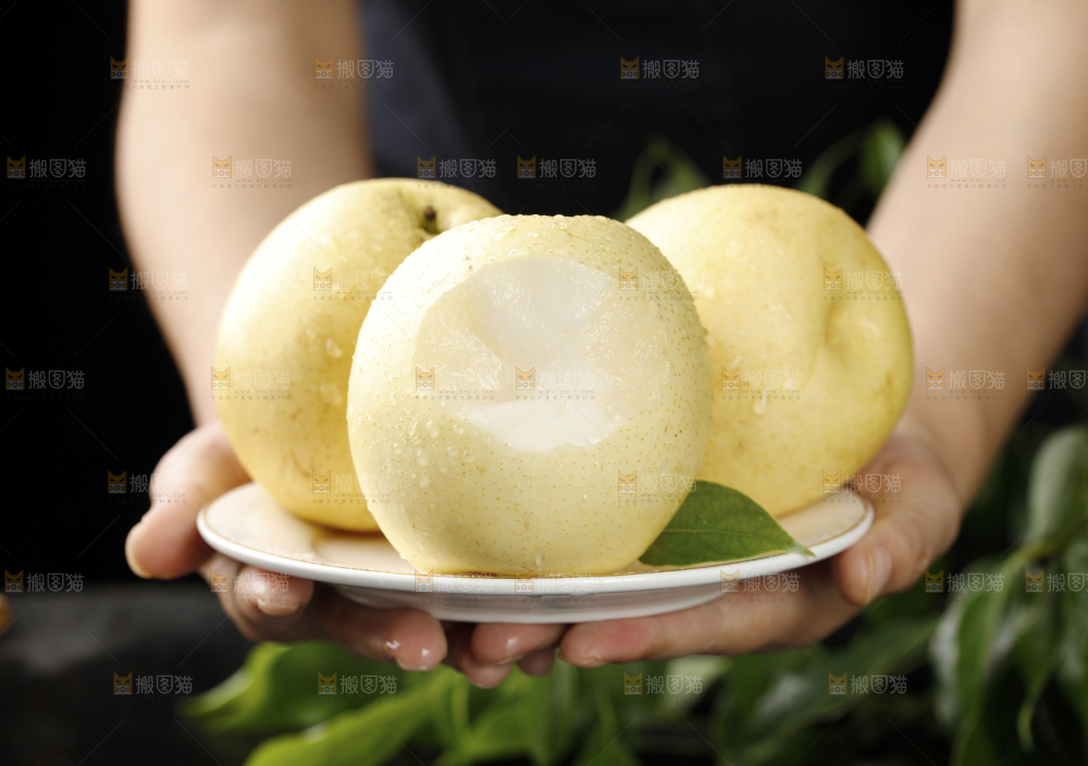 手端着一盘皇冠梨