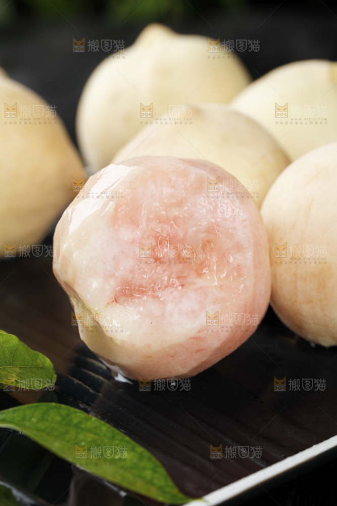 黑底上的新鲜白桃