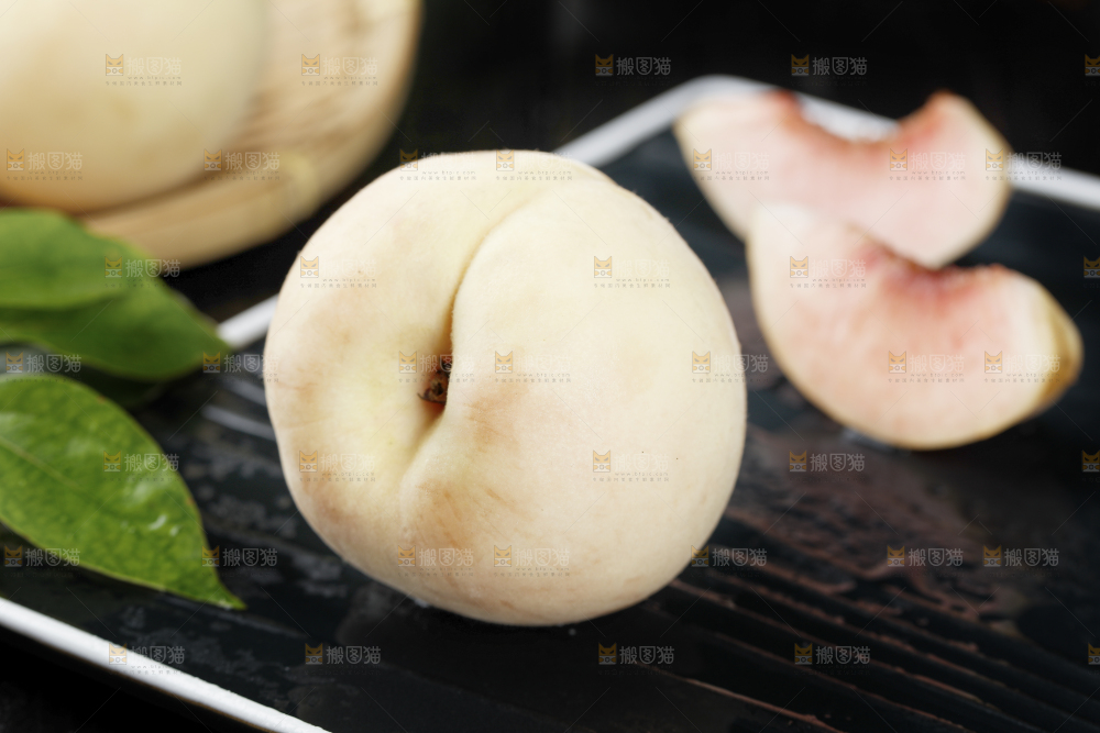 黑底上的新鲜白桃