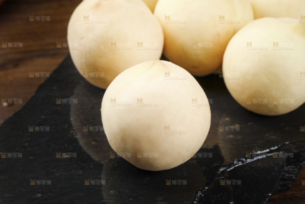 深底上放着的白桃