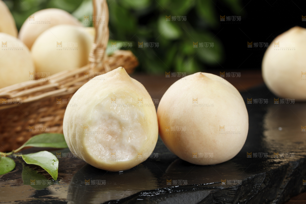 黑底上的奶油白桃
