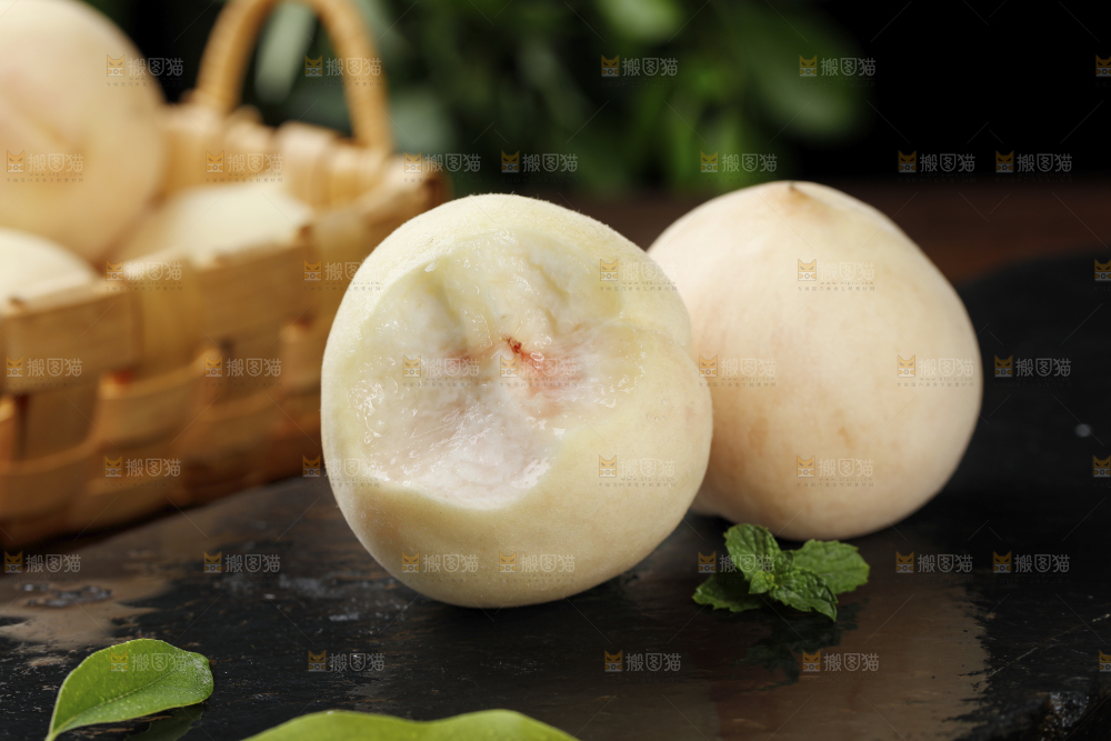 黑底上的奶油白桃
