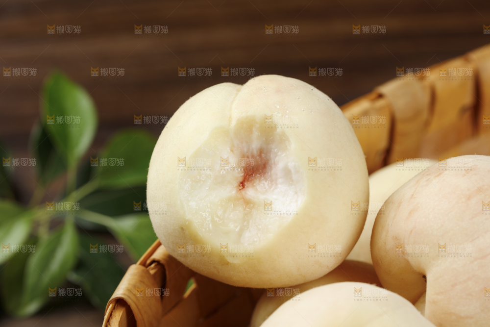 篮子里的新鲜白桃