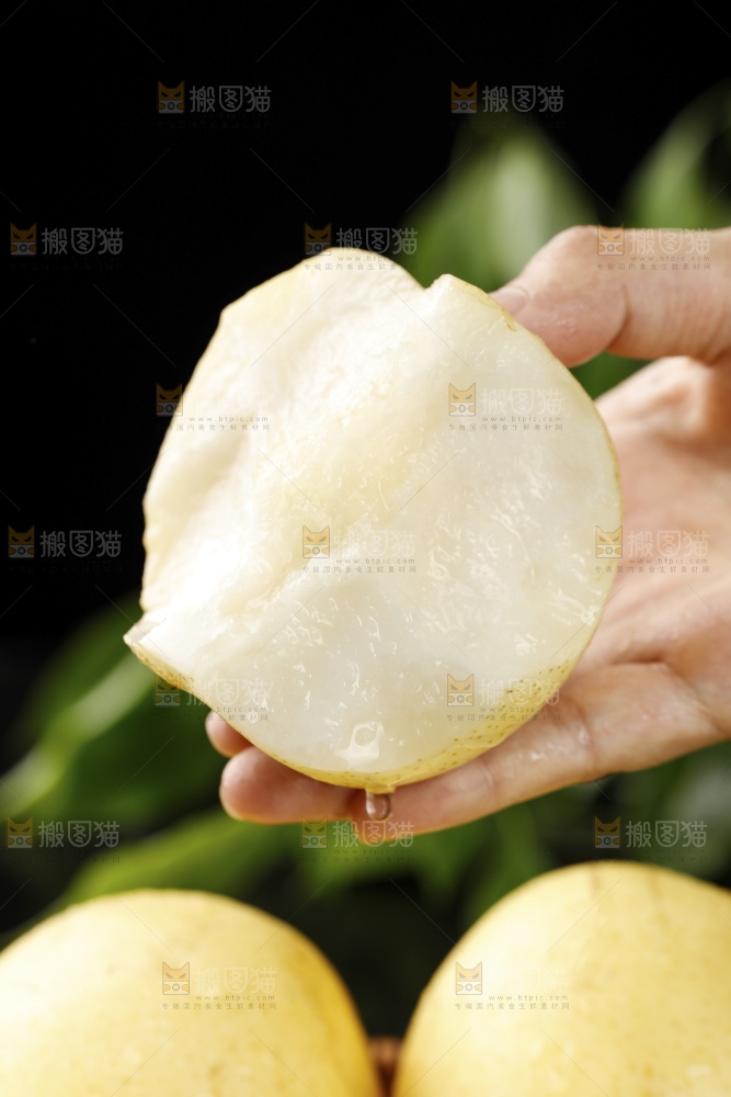 手上拿着新鲜皇冠梨