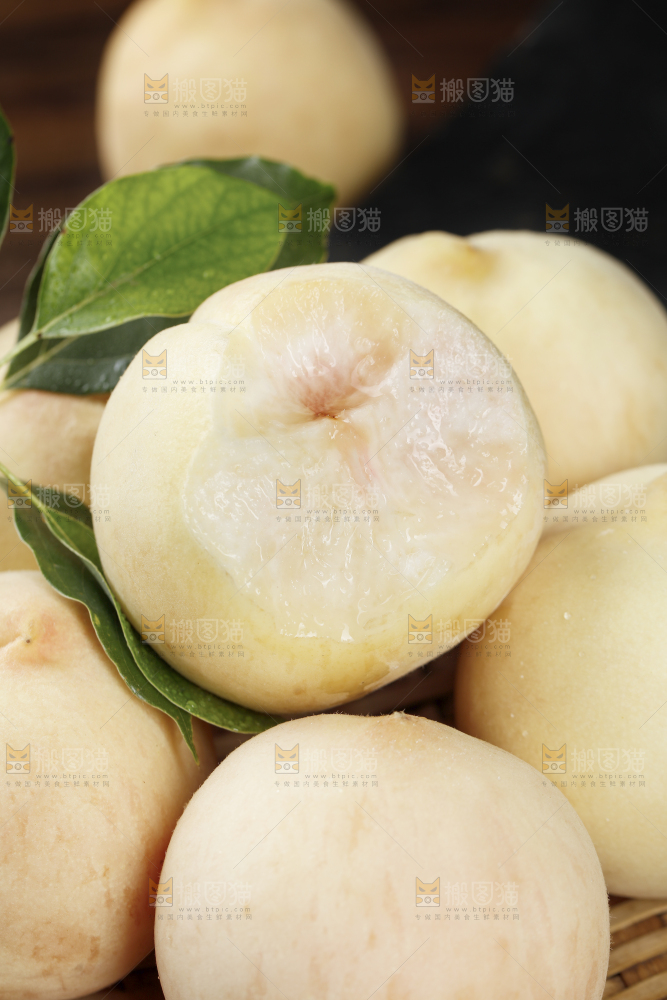 堆放着的新鲜白桃