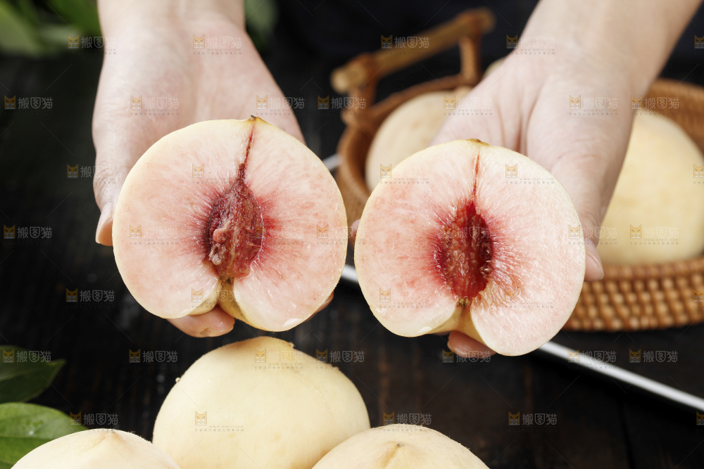 手里拿着新鲜白桃