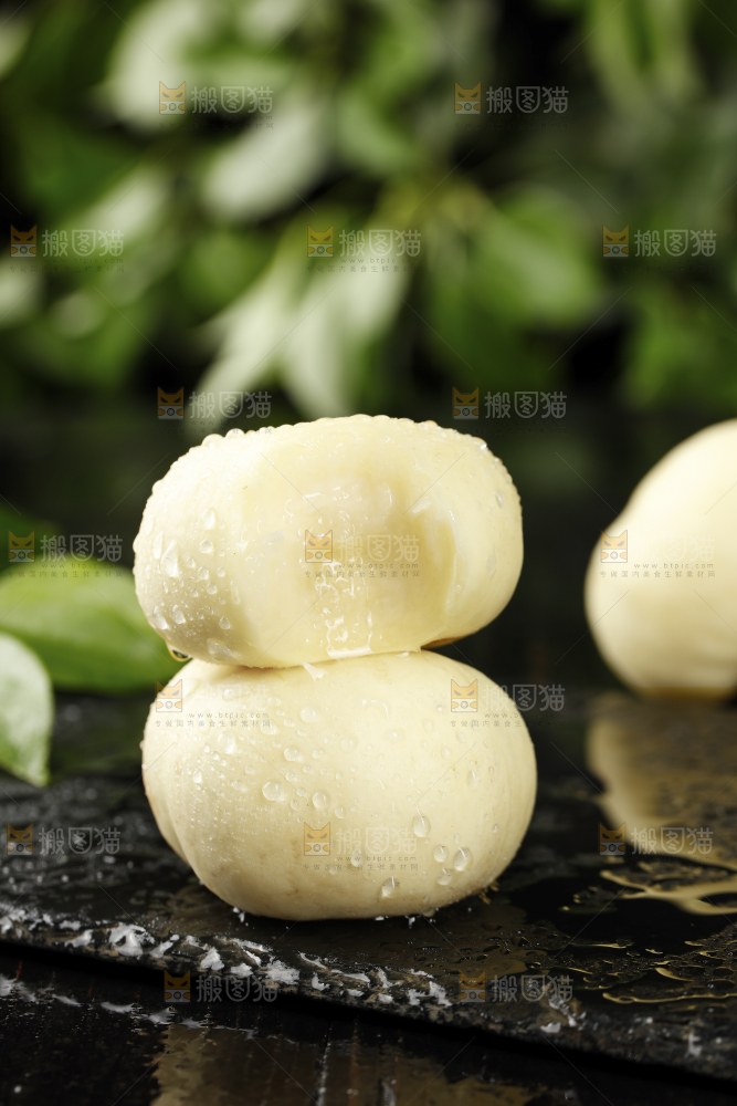 黑石板上的奶油蟠桃
