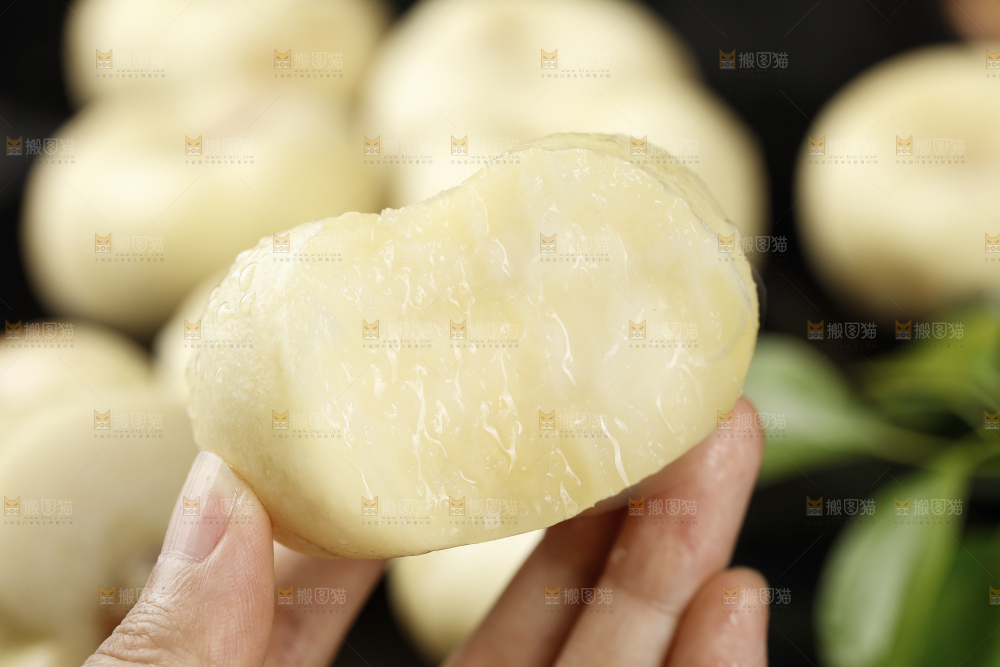 手上拿着奶油蟠桃