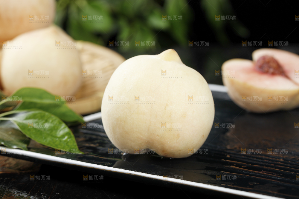 黑底上的新鲜白桃
