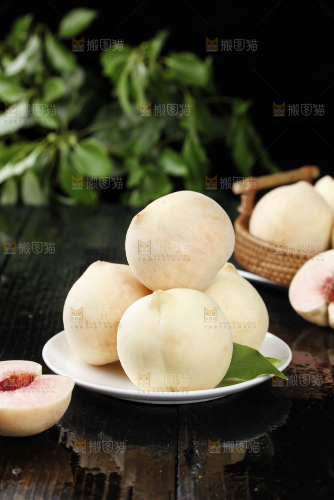 盘子里的新鲜白桃