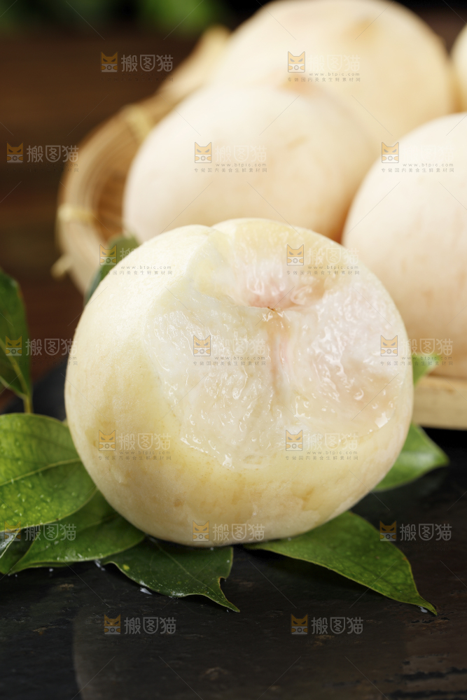 黑底上的奶油白桃
